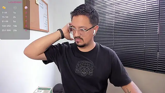 Snapshot of DaviidEvans_ chatting on 12/31/24, 02:25 DaviidEvans online show from 12/31/24, 02:25