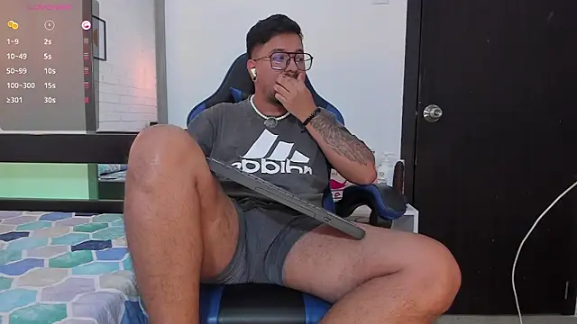 Snapshot of DaviidEvans_ chatting on 10/13/25, 10:04 DaviidEvans online show from 10/13/25, 10:04