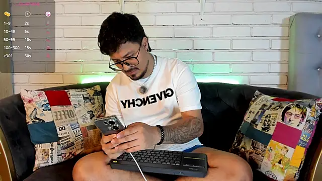 Snapshot of DaviidEvans_ chatting on 11/28/25, 02:31 DaviidEvans online show from 11/28/25, 02:31