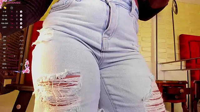 Snapshot of Tayra_Siny chatting on 10/10/25, 04:55 Tayra Siny online show from 10/10/25, 04:55