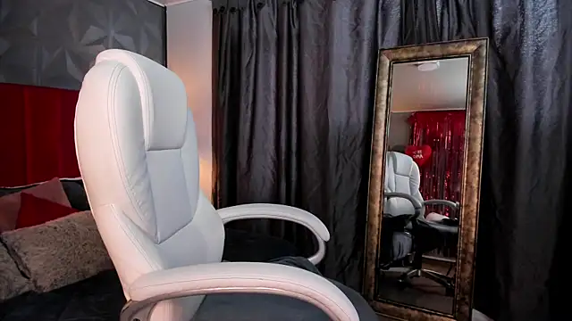  Nicoletteshea  online show from 02/10/25, 10:09