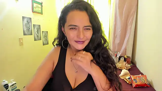 Snapshot of emma_luxy chatting on 12/23/24, 01:13 emma luxy online show from 12/23/24, 01:13