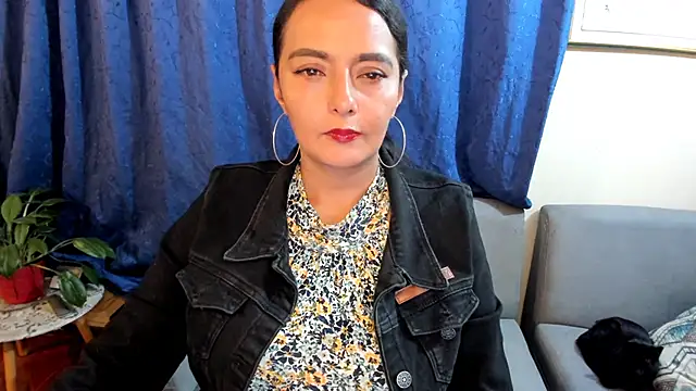 Snapshot of emma_luxy chatting on 01/25/25, 01:10 emma luxy online show from 01/25/25, 01:10