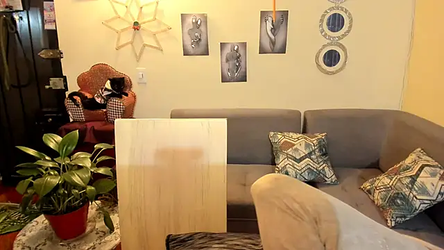 Snapshot of emma_luxy chatting on 02/21/25, 04:18 emma luxy online show from 02/21/25, 04:18