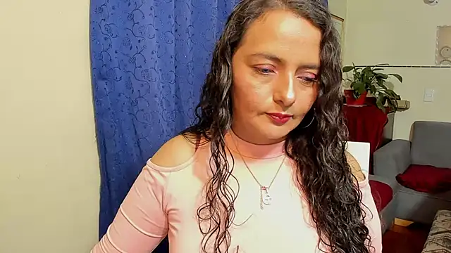 Snapshot of emma_luxy chatting on 09/27/25, 11:21 emma luxy online show from 09/27/25, 11:21