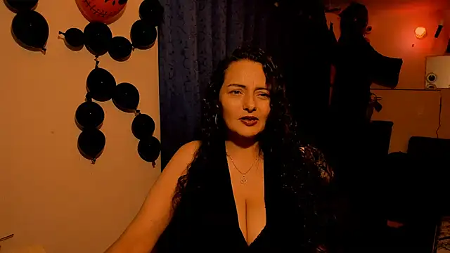 Snapshot of emma_luxy chatting on 10/31/25, 12:33 emma luxy online show from 10/31/25, 12:33