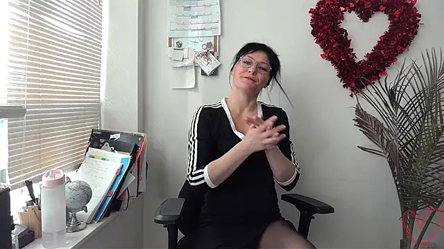 Snapshot of City_Kat chatting on 02/10/25, 06:24 City Kat online show from 02/10/25, 06:24