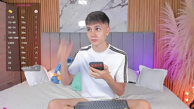 Snapshot of DustinLevine chatting on 04/02/26, 12:14 DustinLevine online show from 04/02/26, 12:14