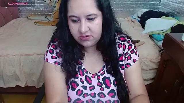 Snapshot of EMILY-NESSA chatting on 04/08/26, 01:33 EMILY-NESSA online show from 04/08/26, 01:33