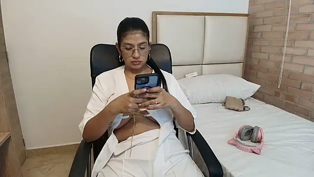 Snapshot of sara2520 chatting on 04/19/26, 12:00 sara2520 online show from 04/19/26, 12:00