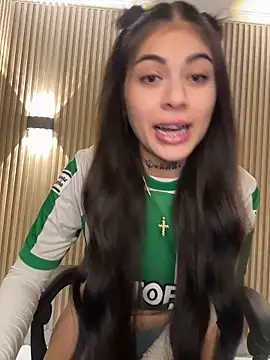 Snapshot of Sarasanders_4 chatting on 10/27/25, 03:43 Sarasanders 4 online show from 10/27/25, 03:43