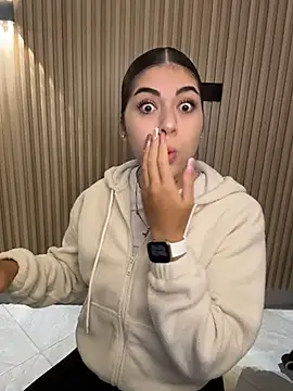 Snapshot of Sarasanders_4 chatting on 11/14/25, 02:54 Sarasanders 4 online show from 11/14/25, 02:54