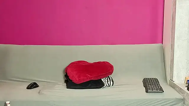 Young Strawberryy online show from 10/18/25, 08:04