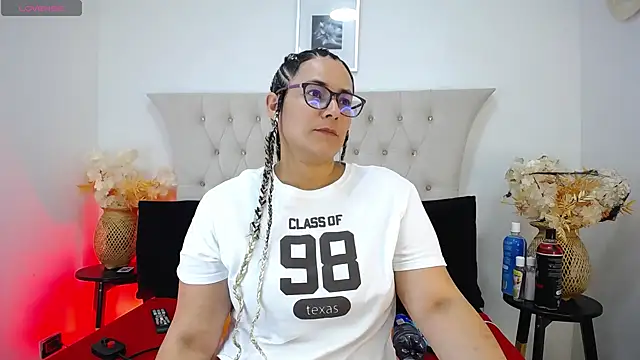 Snapshot of MIchelMomet chatting on 01/20/25, 01:21 MIchelMomet online show from 01/20/25, 01:21