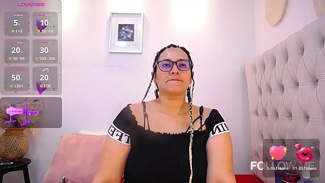 Snapshot of MIchelMomet chatting on 01/28/25, 12:43 MIchelMomet online show from 01/28/25, 12:43