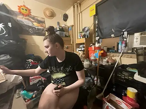 Snapshot of Snowbunnycake_131 chatting on 03/21/26, 04:28 Snowbunnycake 131 online show from 03/21/26, 04:28