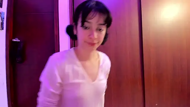 Snapshot of _Lunnaa_ chatting on 12/18/24, 06:32  Lunnaa  online show from 12/18/24, 06:32