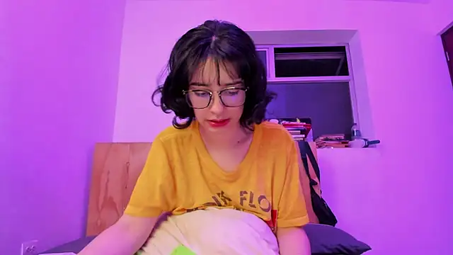 Snapshot of _Lunnaa_ chatting on 12/19/24, 01:28  Lunnaa  online show from 12/19/24, 01:28