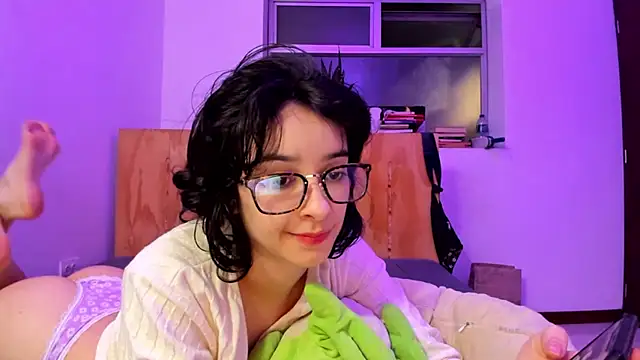 Snapshot of _Lunnaa_ chatting on 01/01/25, 03:02  Lunnaa  online show from 01/01/25, 03:02