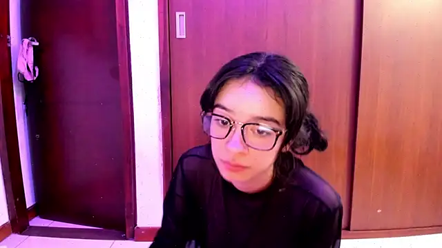 Snapshot of _Lunnaa_ chatting on 02/02/25, 05:21  Lunnaa  online show from 02/02/25, 05:21