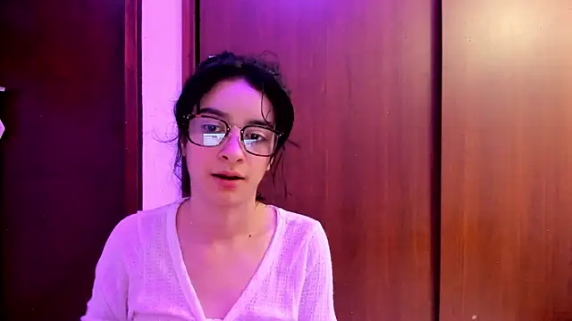 Snapshot of _Lunnaa_ chatting on 02/03/25, 04:25  Lunnaa  online show from 02/03/25, 04:25