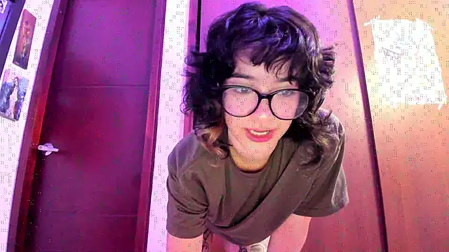 Snapshot of _Lunnaa_ chatting on 10/20/25, 02:56  Lunnaa  online show from 10/20/25, 02:56