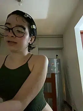Snapshot of _Lunnaa_ chatting on 04/12/26, 12:37 Lunnaa online show from 04/12/26, 12:37