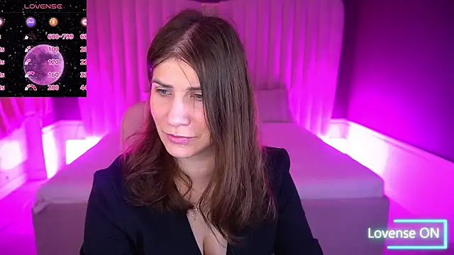 Snapshot of CassandraGood chatting on 11/17/25, 07:25 CassandraGood online show from 11/17/25, 07:25