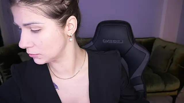 Snapshot of CassandraGood chatting on 11/26/25, 07:31 CassandraGood online show from 11/26/25, 07:31