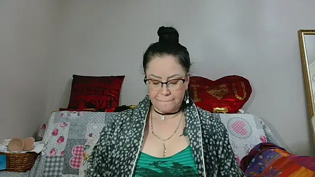 Snapshot of x__KHALEESI__x chatting on 12/21/24, 10:40 x KHALEESI x online show from 12/21/24, 10:40