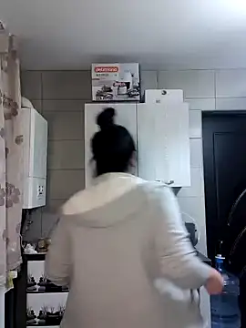 Snapshot of x__KHALEESI__x chatting on 12/23/24, 05:43 x KHALEESI x online show from 12/23/24, 05:43