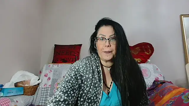 Snapshot of x__KHALEESI__x chatting on 12/27/24, 06:20 x KHALEESI x online show from 12/27/24, 06:20