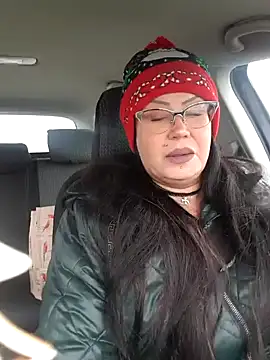 Snapshot of x__KHALEESI__x chatting on 12/30/24, 10:32 x KHALEESI x online show from 12/30/24, 10:32