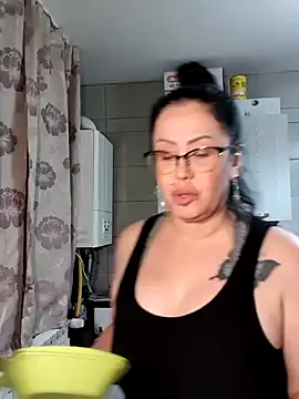 Snapshot of x__KHALEESI__x chatting on 01/05/25, 08:00 x KHALEESI x online show from 01/05/25, 08:00