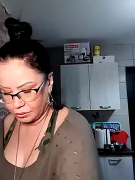 Snapshot of x__KHALEESI__x chatting on 01/06/25, 09:00 x KHALEESI x online show from 01/06/25, 09:00