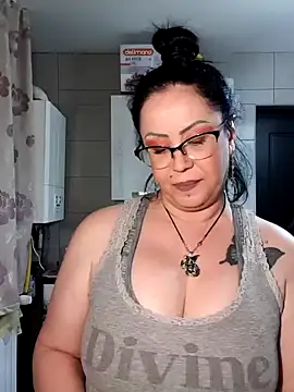 Snapshot of x__KHALEESI__x chatting on 01/21/25, 05:09 x KHALEESI x online show from 01/21/25, 05:09