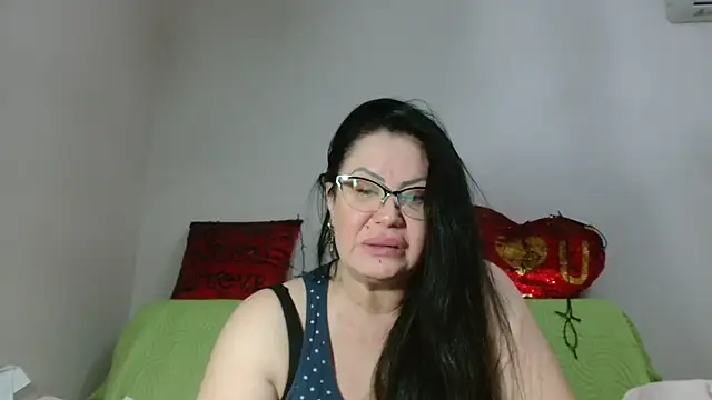 Snapshot of x__KHALEESI__x chatting on 01/23/25, 12:14 x KHALEESI x online show from 01/23/25, 12:14