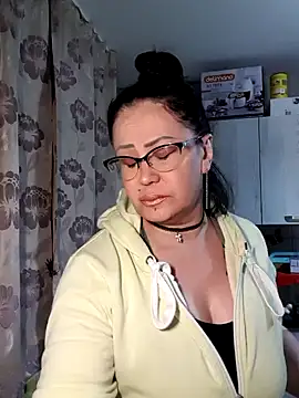 Snapshot of x__KHALEESI__x chatting on 02/10/25, 06:24 x KHALEESI x online show from 02/10/25, 06:24