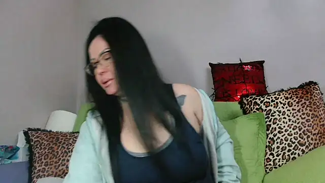 Snapshot of x__KHALEESI__x chatting on 02/16/25, 08:33 x KHALEESI x online show from 02/16/25, 08:33