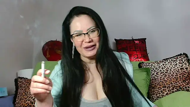 Snapshot of x__KHALEESI__x chatting on 02/23/25, 10:09 x KHALEESI x online show from 02/23/25, 10:09