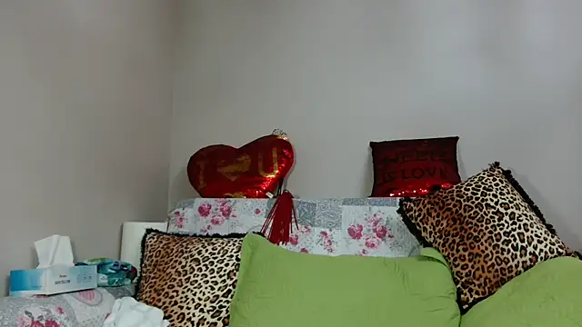 Snapshot of x__KHALEESI__x chatting on 03/12/25, 08:20 x KHALEESI x online show from 03/12/25, 08:20