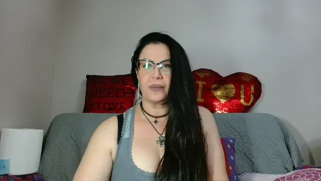 Snapshot of x__KHALEESI__x chatting on 09/21/25, 07:37 x KHALEESI x online show from 09/21/25, 07:37