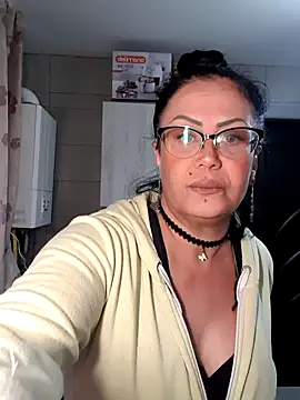 Snapshot of x__KHALEESI__x chatting on 10/07/25, 12:35 x KHALEESI x online show from 10/07/25, 12:35