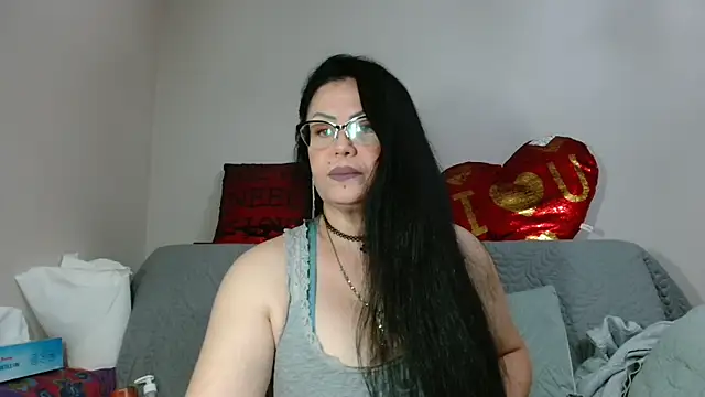 Snapshot of x__KHALEESI__x chatting on 10/22/25, 05:45 x KHALEESI x online show from 10/22/25, 05:45