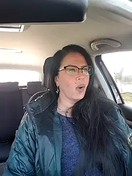 Snapshot of x__KHALEESI__x chatting on 11/12/25, 10:04 x KHALEESI x online show from 11/12/25, 10:04