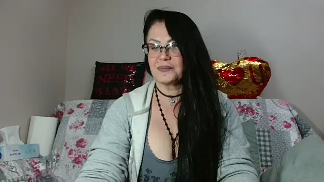 Snapshot of x__KHALEESI__x chatting on 11/14/25, 09:24 x KHALEESI x online show from 11/14/25, 09:24