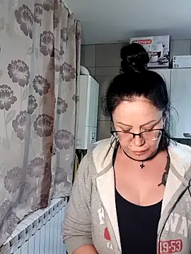 Snapshot of x__KHALEESI__x chatting on 11/20/25, 05:45 x KHALEESI x online show from 11/20/25, 05:45