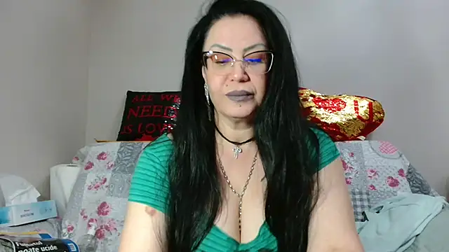 Snapshot of x__KHALEESI__x chatting on 12/14/25, 06:12 x KHALEESI x online show from 12/14/25, 06:12