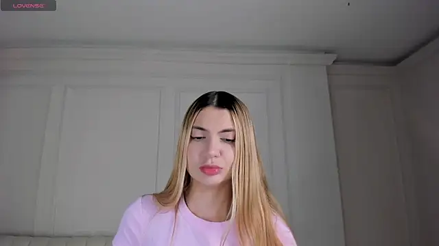 Snapshot of NiaHolland chatting on 04/25/26, 08:28 NiaHolland online show from 04/25/26, 08:28