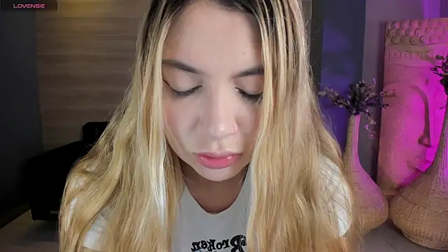 Snapshot of NiaHolland chatting on 05/04/26, 05:20 NiaHolland online show from 05/04/26, 05:20